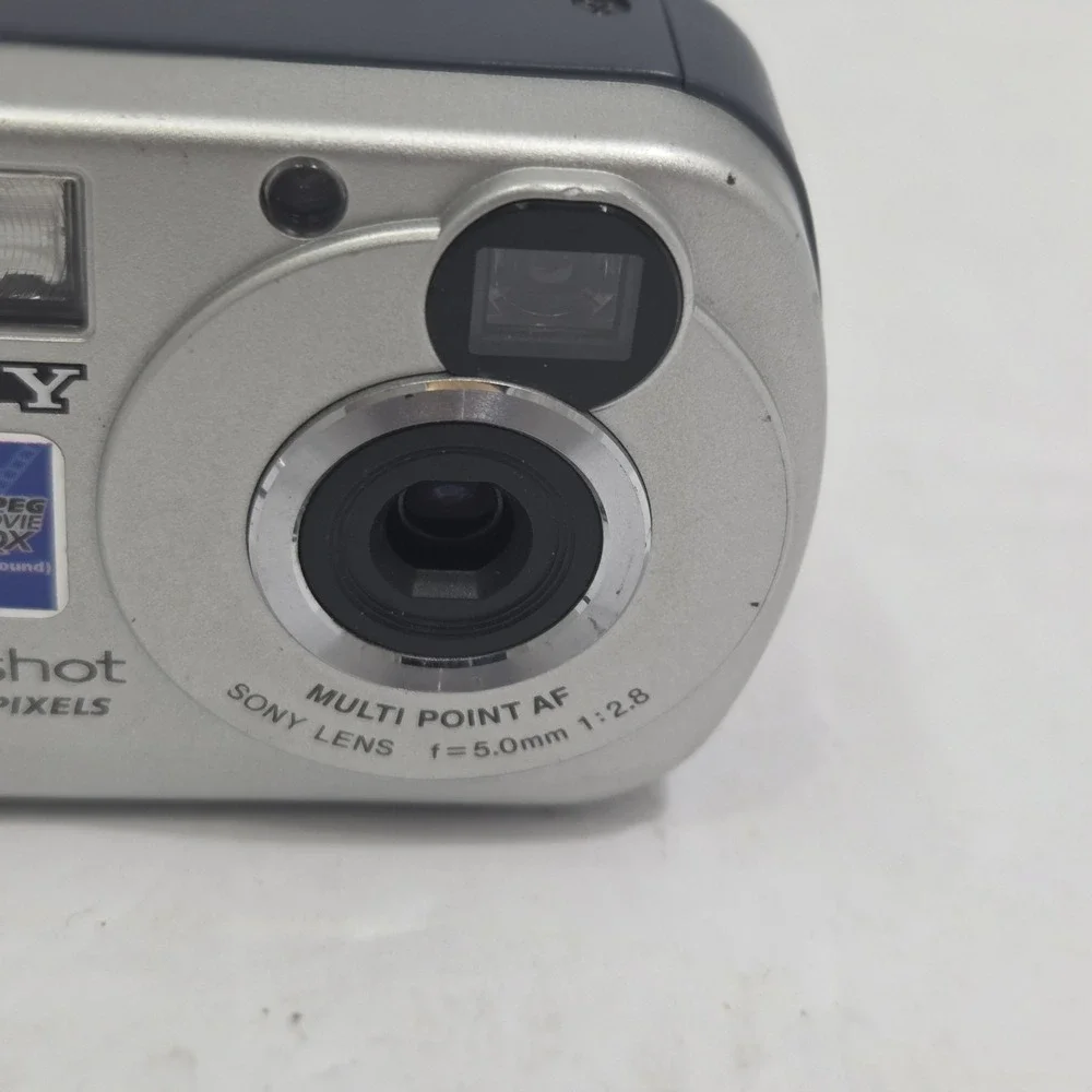 Sony Cyber-shot DSC-P31 2.0MP Compact Digital Camera Silver with Case